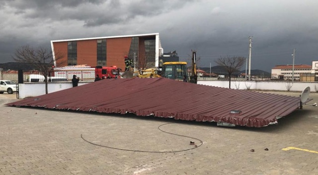 Okul kantinin uçan çatısı öğrenciyi yaraladı Okul kantinin uçan çatısı öğrenciyi yaraladı