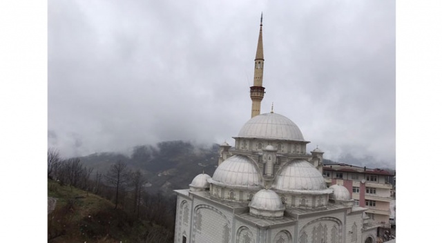 Ordu'da korkutan an! Fırtına minareyi beşik gibi salladı