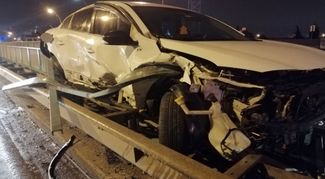 Otomobil bariyerlere çarptı: 1 yaralı Otomobil bariyerlere çarptı: 1 yaralı