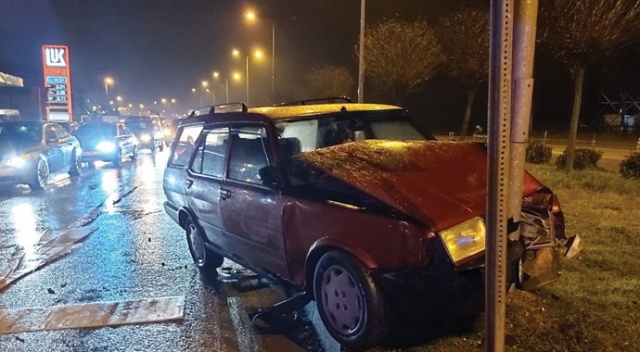 Otomobil trafik lambasına çarptı: 2 yaralı Otomobil trafik lambasına çarptı: 2 yaralı