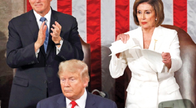Pelosi, Trump’ın konuşma metnini yırttı Pelosi, Trump’ın konuşma metnini yırttı