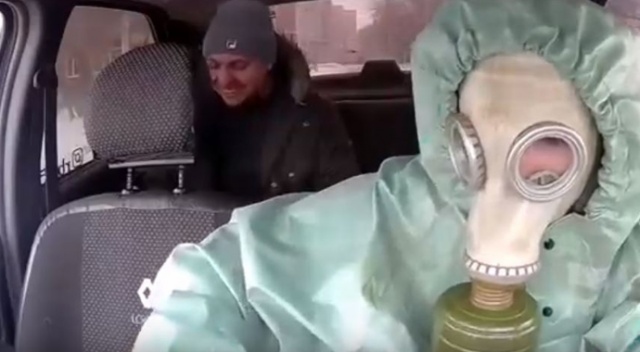 Rus taksi şoförlerinden korona virüsüne karşı maskeli önlem Rus taksi şoförlerinden korona virüsüne karşı maskeli önlem