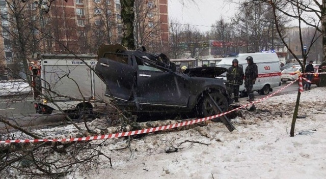 Rusya'da ağaçlara çarpan araç ikiye bölündü: 2 ölü