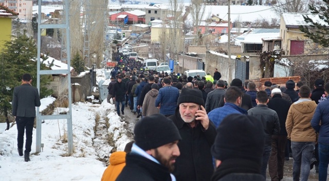 Şehit Çelik’i binlerce kişi uğurladı Şehit Çelik’i binlerce kişi uğurladı