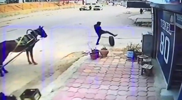Seyir halindeki araçtan fırlayan tekerleği tutmaya çalıştı Seyir halindeki araçtan fırlayan tekerleği tutmaya çalıştı