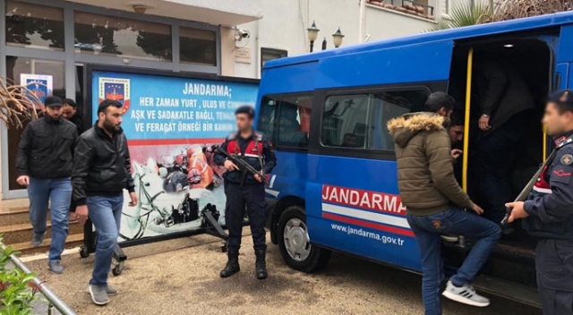 Sürat teknesiyle Kıbrıs'a kaçmaya çalışan göçmenler yakalandı Sürat teknesiyle Kıbrıs'a kaçmaya çalışan göçmenler yakalandı