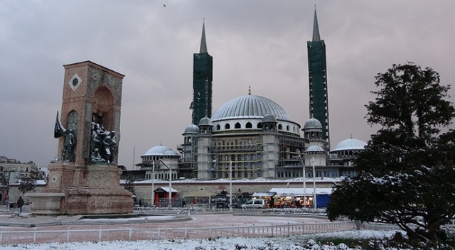 Taksim beyaza büründü Taksim beyaza büründü
