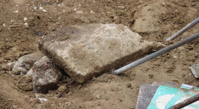 Temelden lahit çıktı, inşaat durduruldu, alan koruma altında