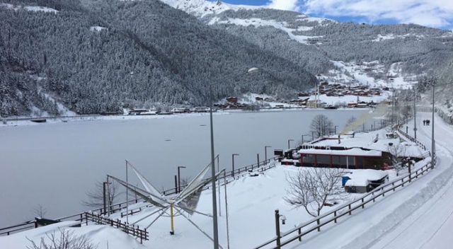Turistlerin uğrak mekanı Uzungöl dondu Turistlerin uğrak mekanı Uzungöl dondu