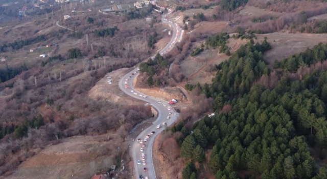Uludağ'dan dönen tatilciler kilometrelerce araç kuyruğu oluşturdu Uludağ'dan dönen tatilciler kilometrelerce araç kuyruğu oluşturdu
