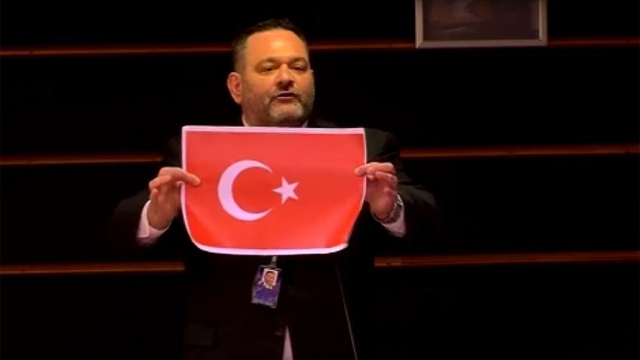 Uluslararası Demokratlar Birliğinden AP'de Türk bayrağı yırtan milletvekili hakkında suç duyurusu Uluslararası Demokratlar Birliğinden AP'de Türk bayrağı yırtan milletvekili hakkında suç duyurusu