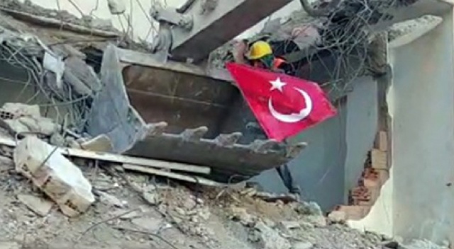 Yıkımda işçinin bayrak hassasiyeti Yıkımda işçinin bayrak hassasiyeti