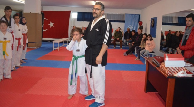 Yunan vekilin Türk bayrağını yırtması küçük sporcuyu ağlattı Yunan vekilin Türk bayrağını yırtması küçük sporcuyu ağlattı