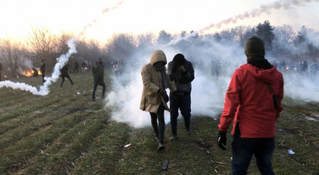 Yunanistan’dan göçmenlere gaz ve ses bombasıyla müdahale Yunanistan’dan göçmenlere gaz ve ses bombasıyla müdahale