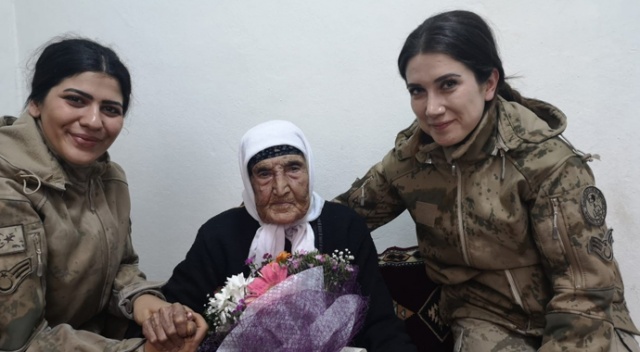 114 yaşındaki Fatma ninenin kadınlar günü kutlandı 114 yaşındaki Fatma ninenin kadınlar günü kutlandı