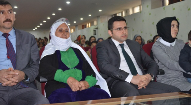 3 çocuğu ve 2 kardeşi şehit olan Hatice Acer yılın kadını seçildi 3 çocuğu ve 2 kardeşi şehit olan Hatice Acer yılın kadını seçildi