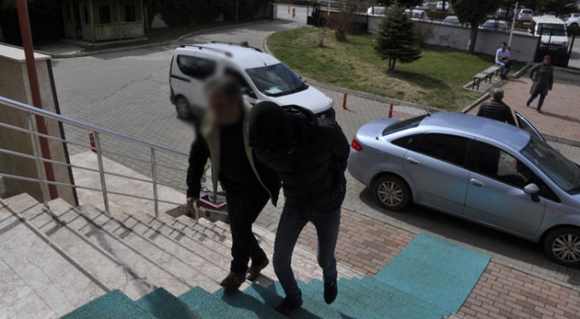 Acemi hırsızlar çaldıkları otomobilde telefon düşürünce yakalandı Acemi hırsızlar çaldıkları otomobilde telefon düşürünce yakalandı