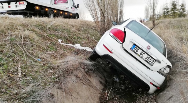 Ağaca çarpan otomobil su kanalına uçtu: 1’i ağır, 2 yaralı Ağaca çarpan otomobil su kanalına uçtu: 1’i ağır, 2 yaralı