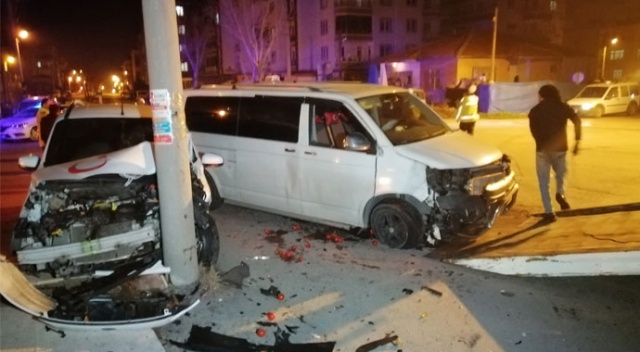 Aksaray&#039;da minibüs ve hafif ticari araç çarpıştı: 4 yaralı