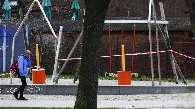 Almanya'da koronavirüsle mücadele için ikiden fazla kişinin bir araya gelmesi yasaklandı Almanya'da koronavirüsle mücadele için ikiden fazla kişinin bir araya gelmesi yasaklandı