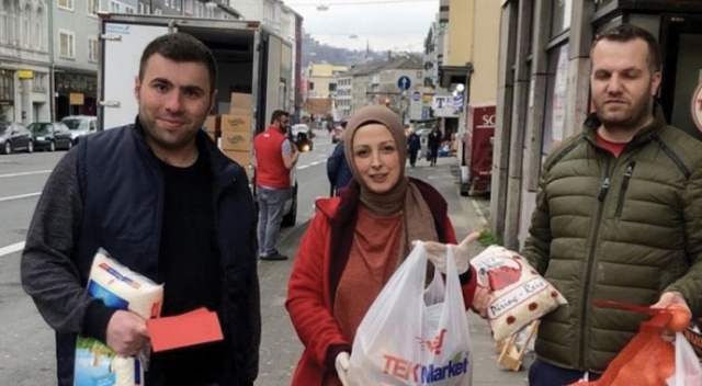 Almanya’daki Türklerden gönüllü olarak yaşlılara ve kimsesizlere korona virüs yardımı Almanya’daki Türklerden gönüllü olarak yaşlılara ve kimsesizlere korona virüs yardımı