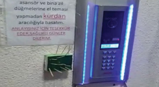 Apartman yöneticisinden koronavirüse karşı ‘kürdanlı’ tedbir Apartman yöneticisinden koronavirüse karşı ‘kürdanlı’ tedbir