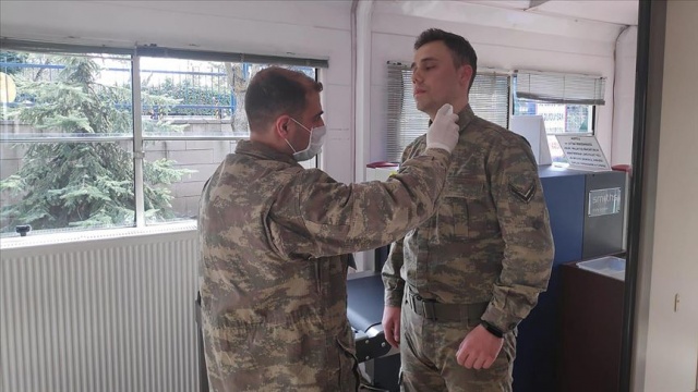 Askeri birliklerde koronavirüs tedbirleri uygulanmaya devam ediyor Askeri birliklerde koronavirüs tedbirleri uygulanmaya devam ediyor