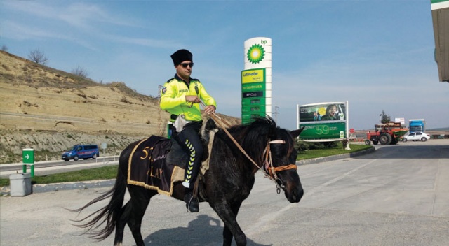Ata binen polis memuru ilgi topladı