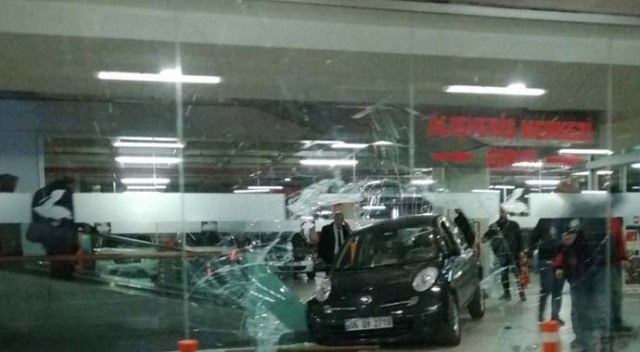 Avcılar’da otoparkta kaza: Sürücü AVM’ye daldı