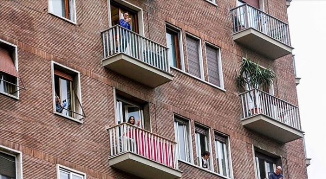 Avrupalılar koronavirüs nedeniyle ilk kez zorunlu evlerine kapanıyor Avrupalılar koronavirüs nedeniyle ilk kez zorunlu evlerine kapanıyor
