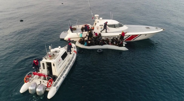 Ayvacık'ta can pazarı! Batmak üzere olan göçmen botu böyle kurtarıldı Ayvacık'ta can pazarı! Batmak üzere olan göçmen botu böyle kurtarıldı