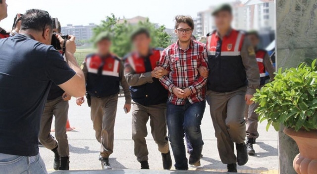 Babasını önce öldürüp sonra yakan gence 'haksız tahrik' indirimi Babasını önce öldürüp sonra yakan gence 'haksız tahrik' indirimi