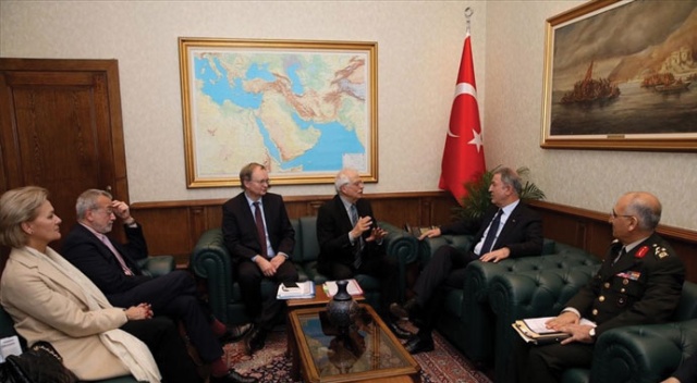 Bakan Akar AB Komisyonu Başkan Yardımcısıyla bir araya geldi