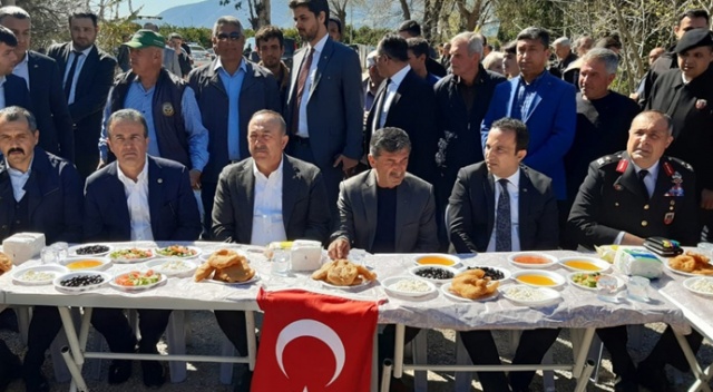 Bakan Çavuşoğlu İdlib şehidinin ailesini ziyaret etti Bakan Çavuşoğlu İdlib şehidinin ailesini ziyaret etti