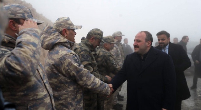 Bakan Varank ve Bayraktar'dan sınırdaki kahramanlara ziyaret Bakan Varank ve Bayraktar'dan sınırdaki kahramanlara ziyaret