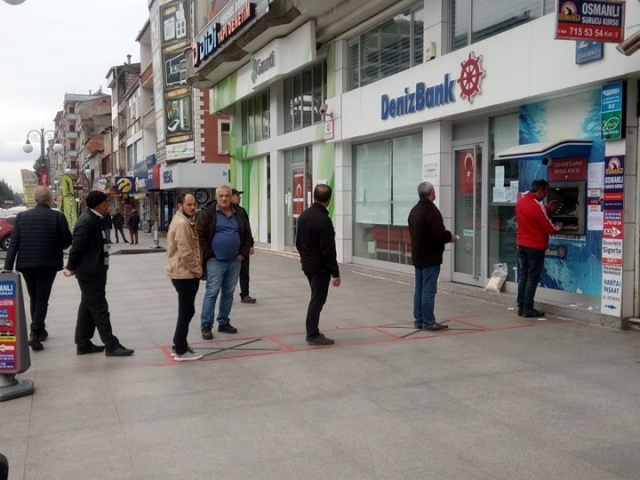 Bankamatikten para çekenler için Korana Virüs tedbiri Bankamatikten para çekenler için Korana Virüs tedbiri
