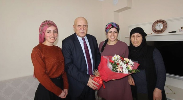 Başkan Pekmezci, 8 Mart Dünya Kadınlar Günü'nü çiçek dağıtarak kutladı Başkan Pekmezci, 8 Mart Dünya Kadınlar Günü'nü çiçek dağıtarak kutladı