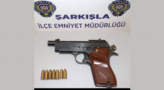 Beş ayrı suçtan aranıyordu, altıncı suçunu işledi