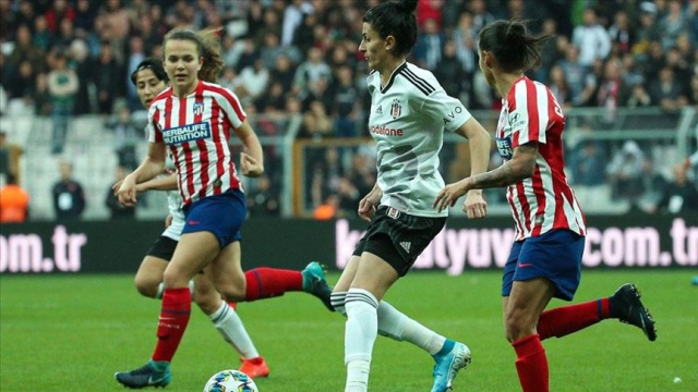 Beşiktaş ve Atletico Madrid'in kadın futbol takımlarından özel maç Beşiktaş ve Atletico Madrid'in kadın futbol takımlarından özel maç