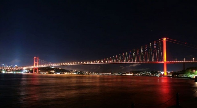 Boğaz'da dümeni kitlenen gemi kıyıya çekildi Boğaz'da dümeni kitlenen gemi kıyıya çekildi