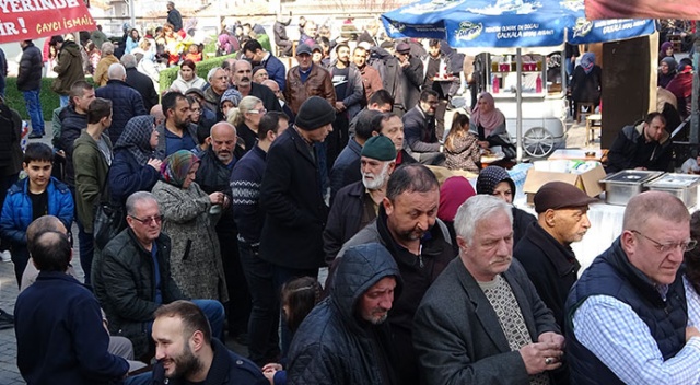 Bu çorba yılda bir defa pişiyor! Metrelerce kuyruk oluştu Bu çorba yılda bir defa pişiyor! Metrelerce kuyruk oluştu