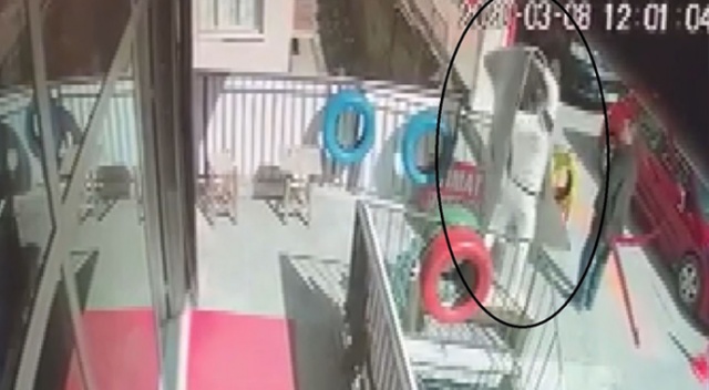 Çiçekçi dükkanının önünde üzerine halı düştü