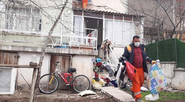 Çorum'da bir evden iki kamyonet çöp çıktı
