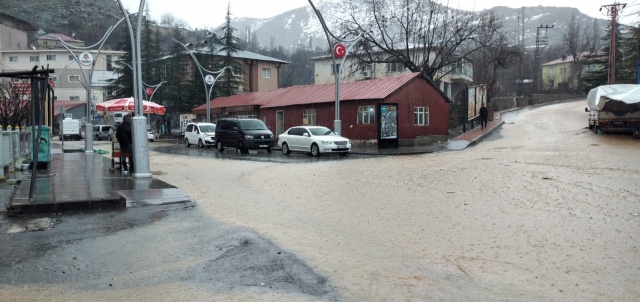 Çukurca’da etkili olan sağanak sele dönüştü