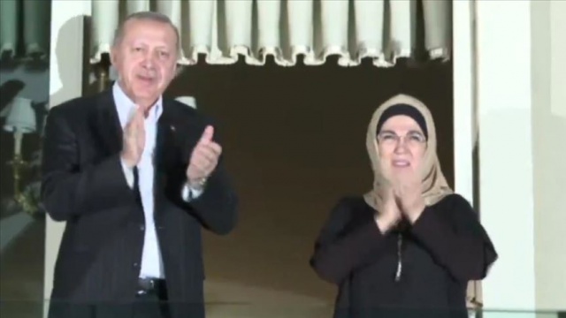 Cumhurbaşkanı Erdoğan ve eşi Emine Erdoğan'dan sağlık çalışanlarına destek