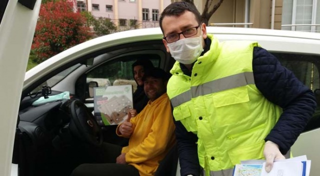 Darıca’da vatandaşlara evde sıkılmamaları için zeka oyunu dağıtıldı