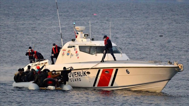 Denize açıldıkları lastik botları su alan düzensiz göçmenler kurtarıldı Denize açıldıkları lastik botları su alan düzensiz göçmenler kurtarıldı