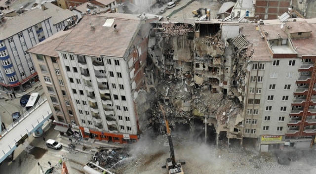 Deprem sonrası bin 400 yapı yıkıldı, çalışmalar sürüyor