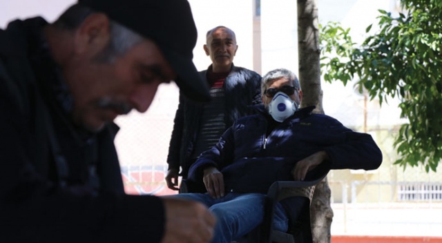Devletin "Evde Kal" dediği yaşlı adamı karısı sokağa göndermiş Devletin "Evde Kal" dediği yaşlı adamı karısı sokağa göndermiş