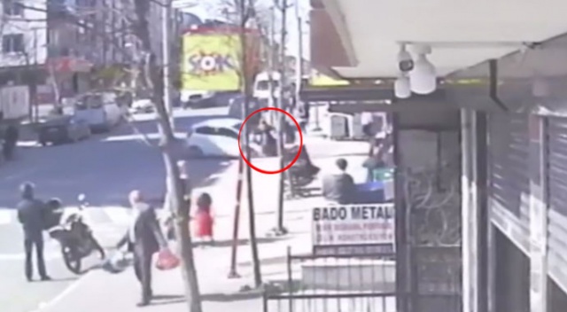 Drift yaparak sokağa girmeye çalıştı, yaşlı kadına böyle çarptı Drift yaparak sokağa girmeye çalıştı, yaşlı kadına böyle çarptı